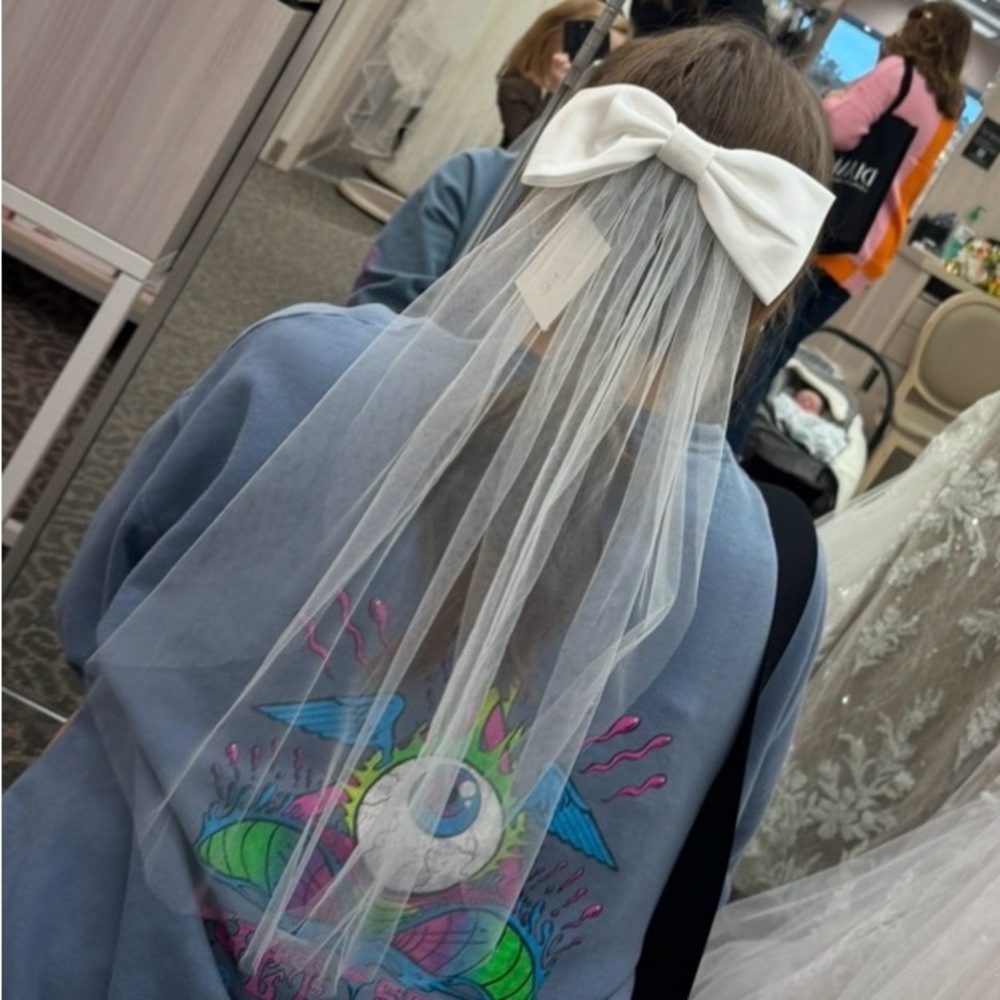 Elegant White Bow Veil - Picture 2 of 2